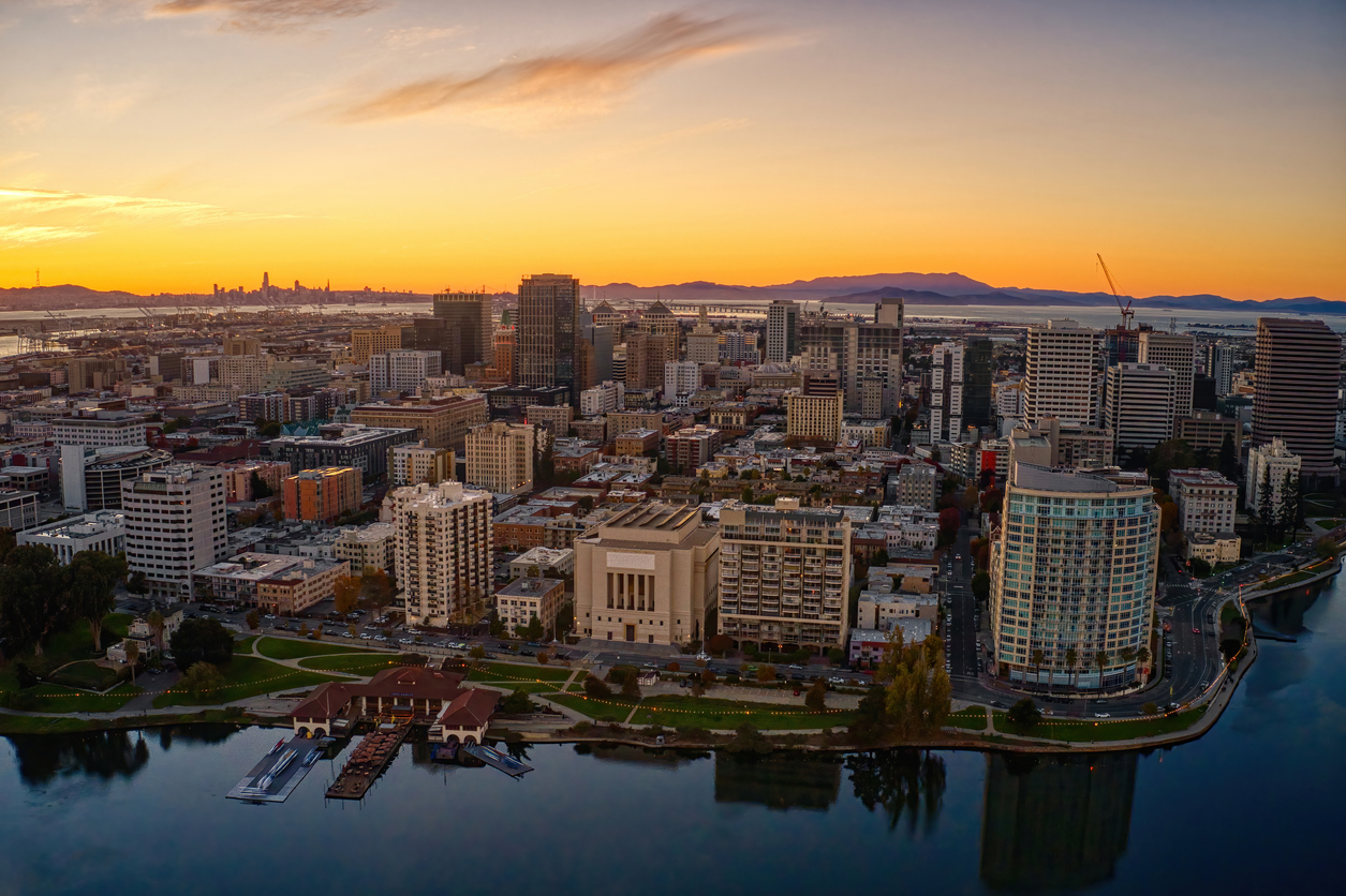 oakland california skyline at dusk