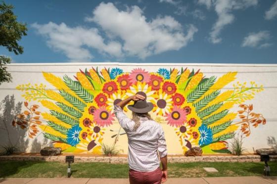 influencer in front of colorful wall