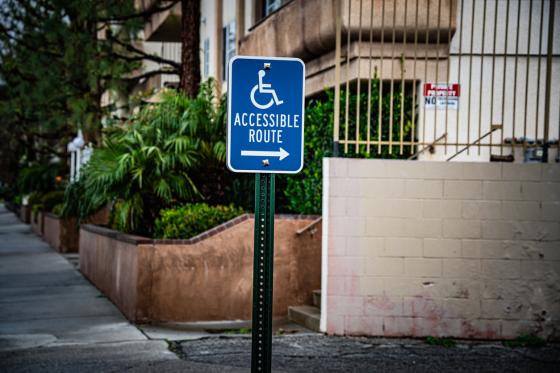 A blue sign indicating an accessible route